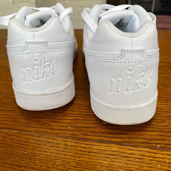 Nike Women’s Basketball Shoe - Picture 4 of 4